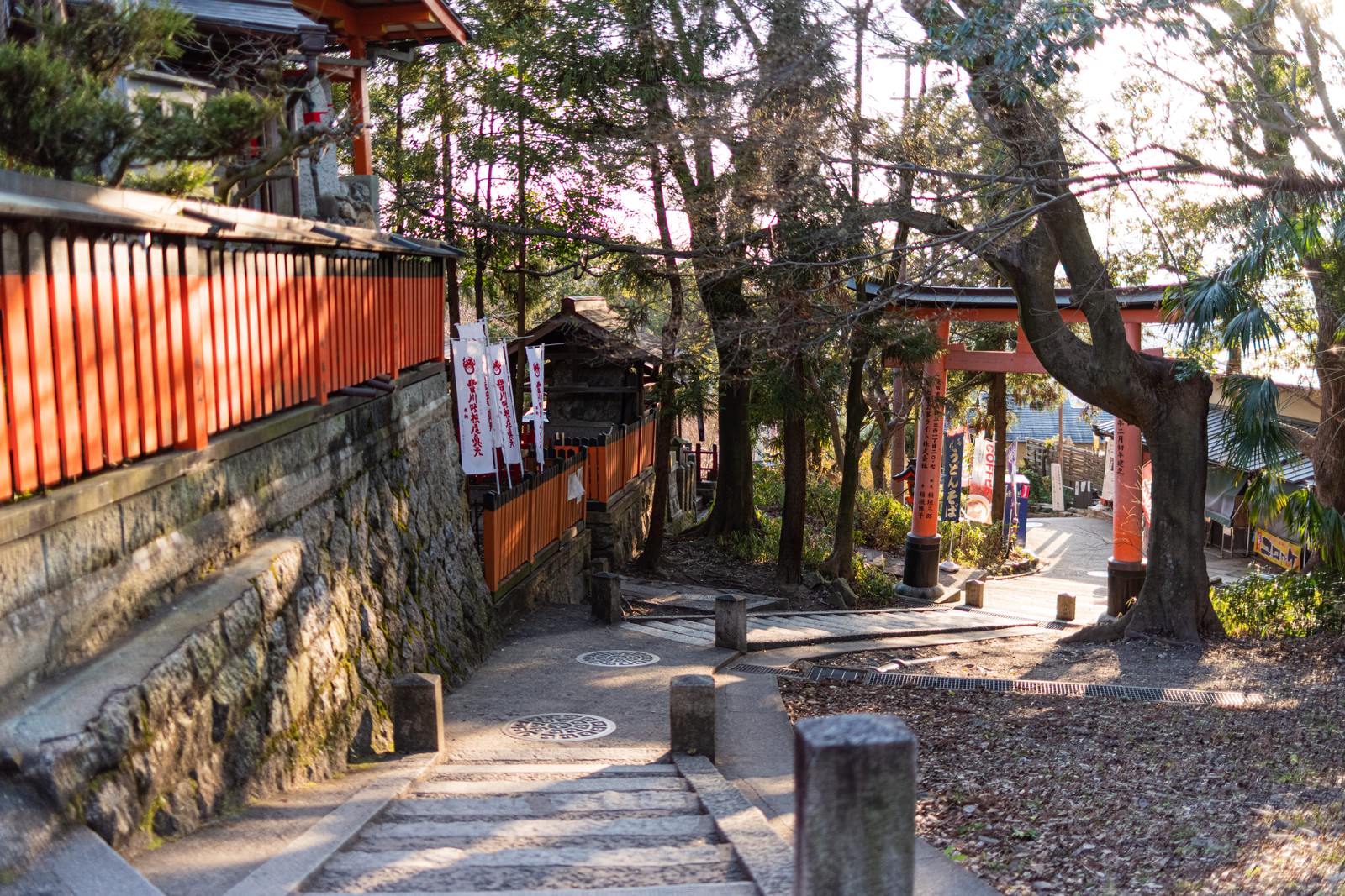 伏見稲荷大社の境内と参道の美しい風景