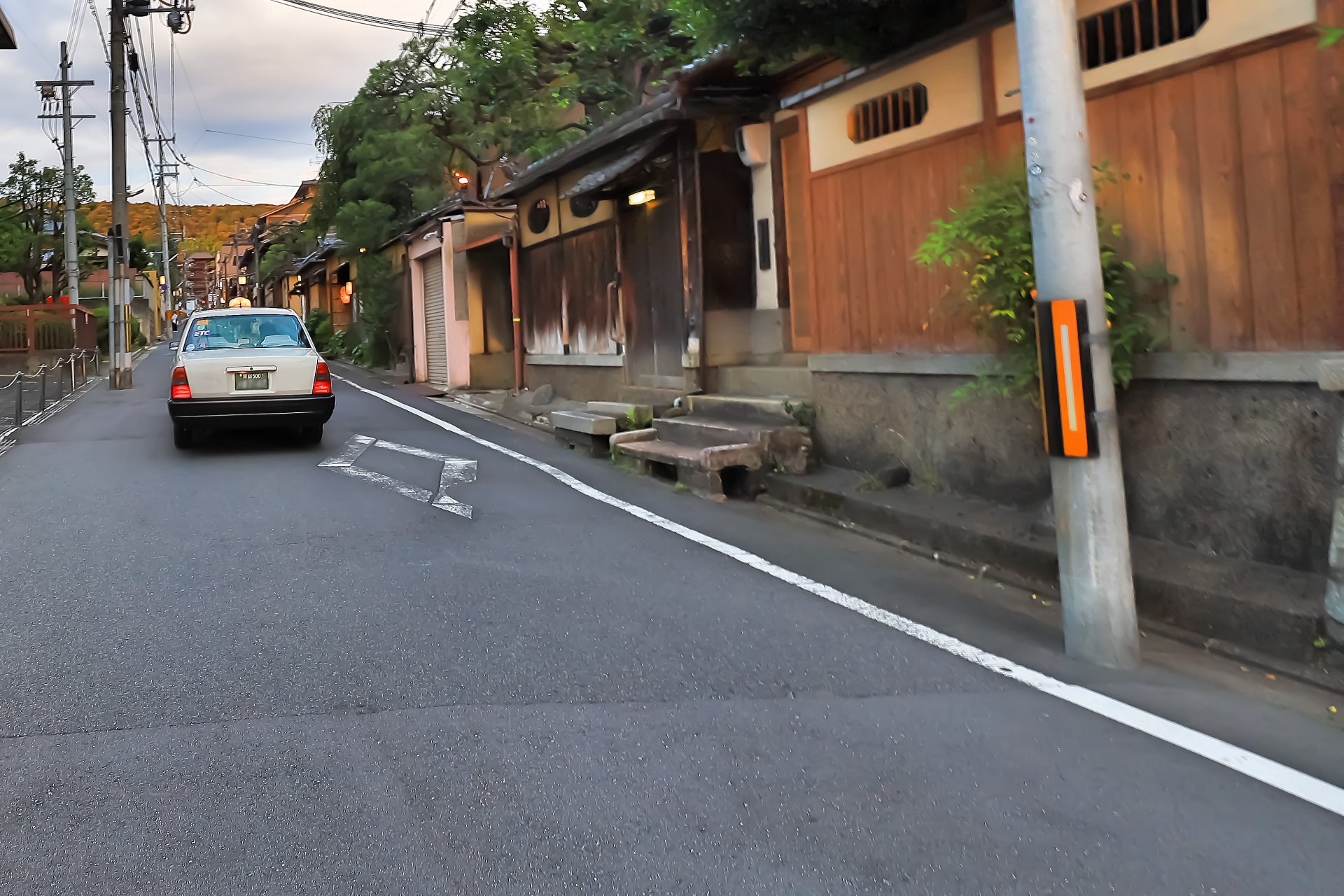 京都の街を走るタクシー