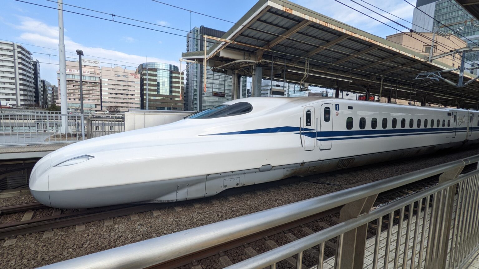 新幹線と青空-新横浜駅にて-